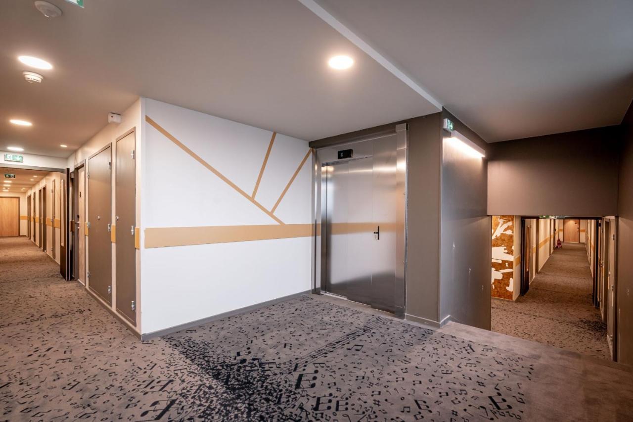 Ibis Styles Valenciennes Petite Foret Esterno foto